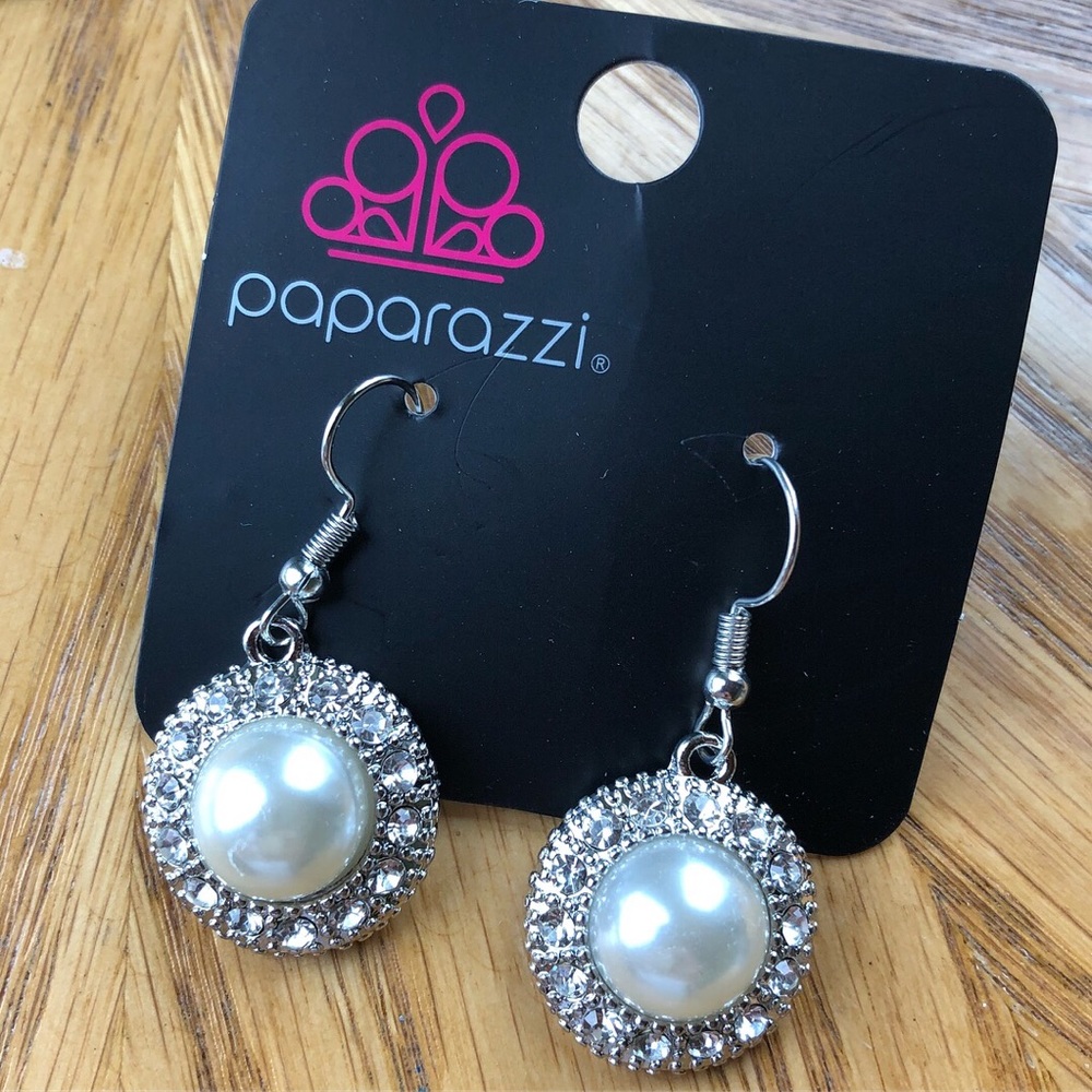Pearl earrings, never been worn!!